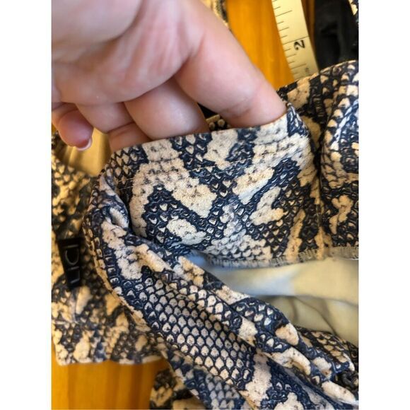 LiCi Fit workout Set size M/L in Python Scrunch Butt Bike Shorts & Racerback Bra - Picture 11 of 16